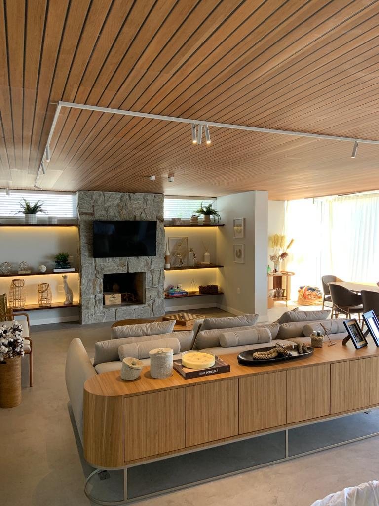 Sala de estar com forro de madeira entregue pela Elo