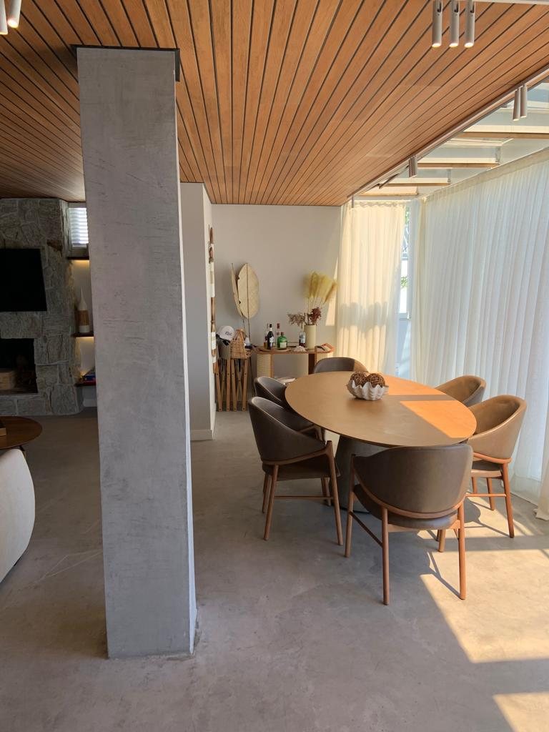 Sala de jantar com mesa oval e forro de madeira